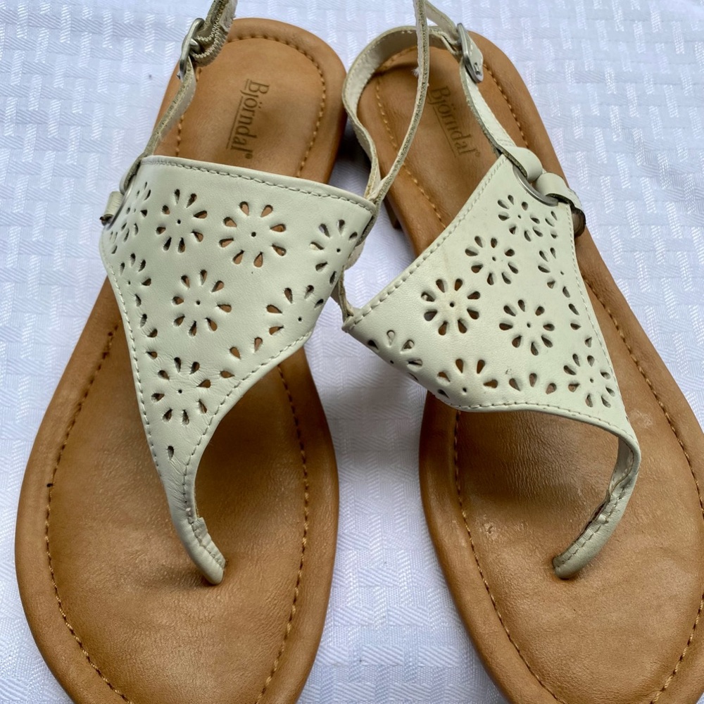 Bjorndal white sandal.